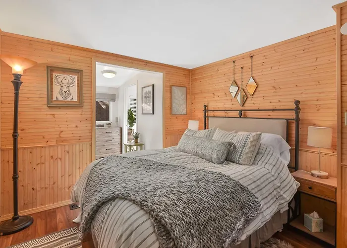 Enchanted Forest Super Cozy On 2 Acres Sledding Hills Tree Swing Pool Table Villa